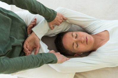 Shiatsu Methode Behandlung mit Klientin zur Stressreduktion